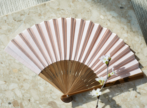 『ホテルを彩った桜で糸を染めた扇子』限定販売開始のご案内