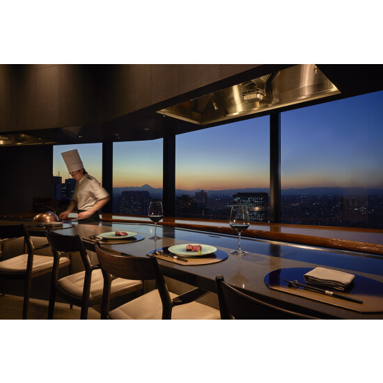 この季節だけの旨みを、鉄板 天祐で。